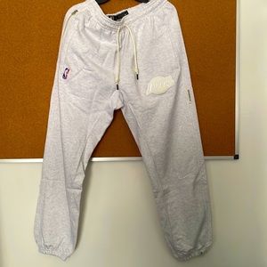 Los Ángeles Lakers sweatpants light gray